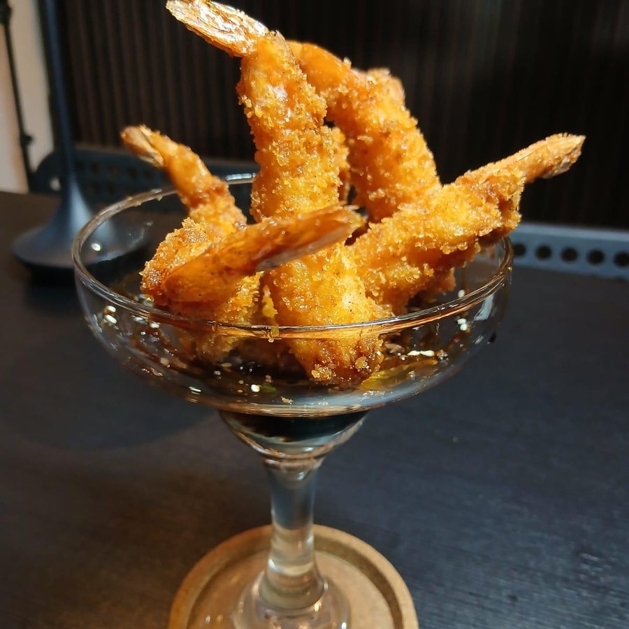 Camarones tempura servidos en copa de cristal