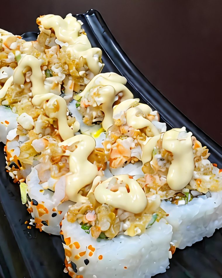 Fuji roll cubierto de camarón y salsa cremosa