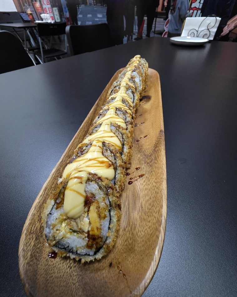 Miyagi roll sobre tabla de madera con fondo oscuro